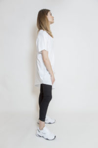Długi T-shirt z asymetrycznym dołem - widok bok