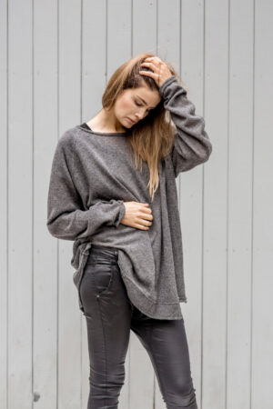 szary sweterek Kopenhaga Gray prawy bok zbliżenie