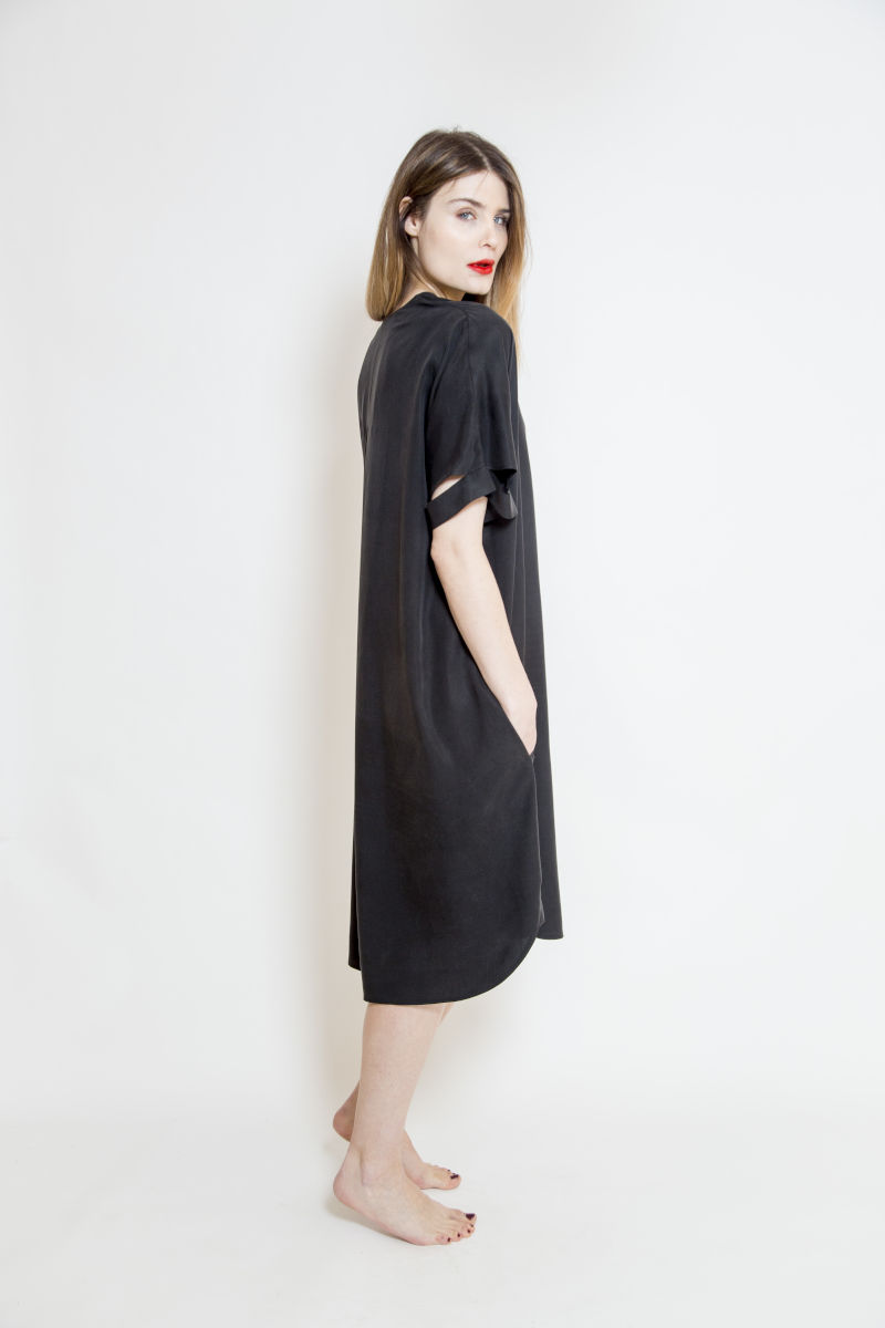 sukienka_oversize_oslo_black_bok awangardowa_sukienka_oversize_delCane_widok_bok