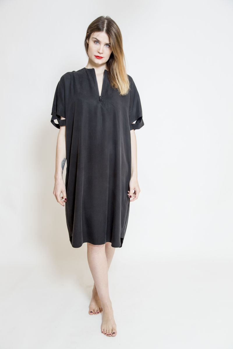 sukienka_oversize_oslo_black_przód awangardowa_sukienka_oversize_delCane_widok_przód