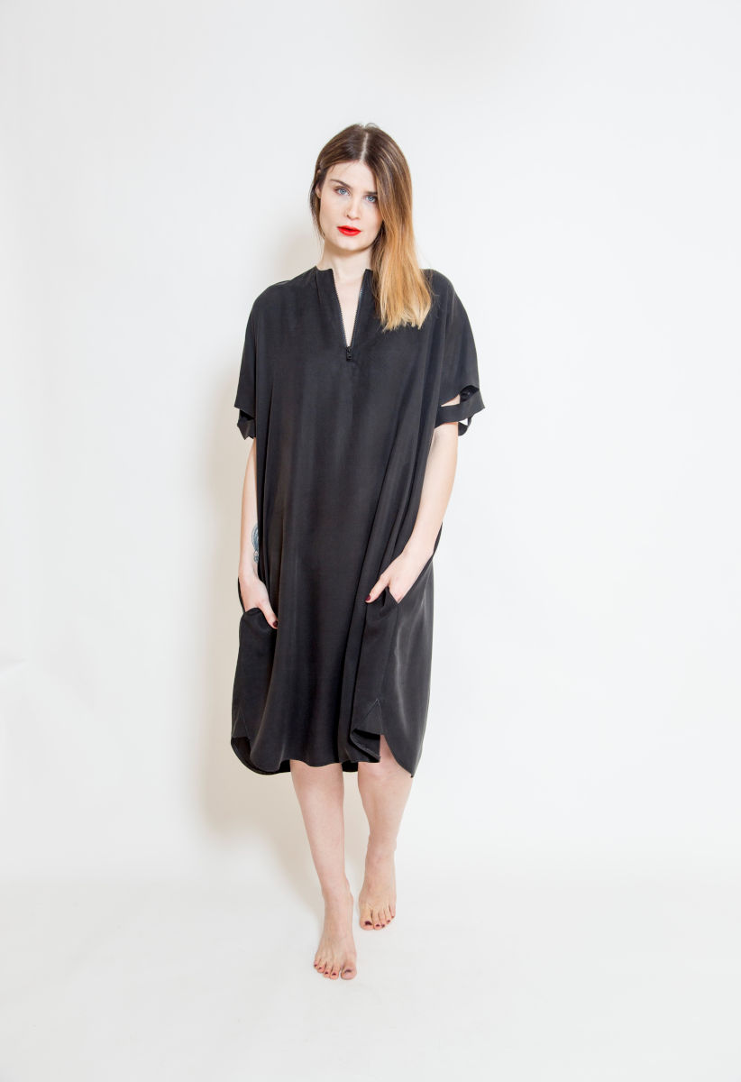 sukienka_oversize_oslo_black_przód_1 awangardowa_sukienka_oversize_delCane_widok_przód