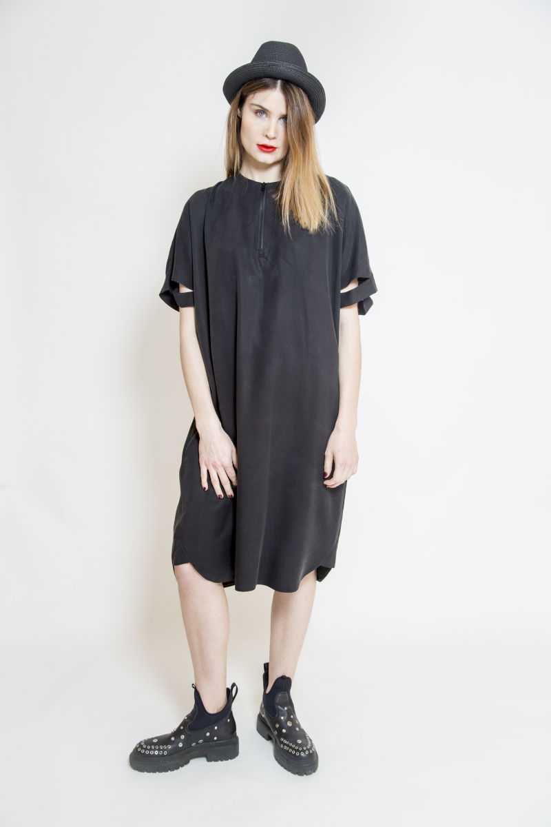 sukienka_oversize_oslo_black_przód_2 awangardowa_sukienka_oversize_delCane_widok_przód