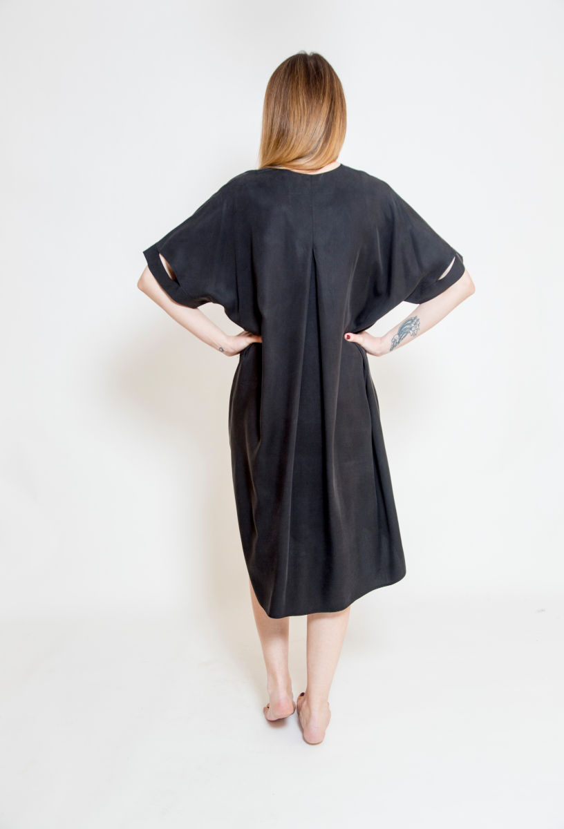 sukienka_oversize_oslo_black_tył awangardowa_sukienka_oversize_delCane_widok_tył