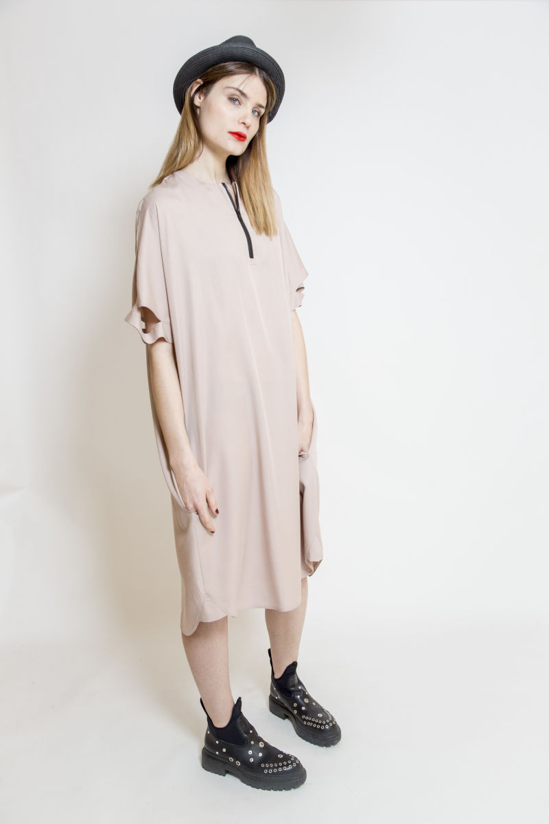 sukienka_oversize_oslo_pink_bok awangardowa_sukienka_oversize_delCane_widok_bok