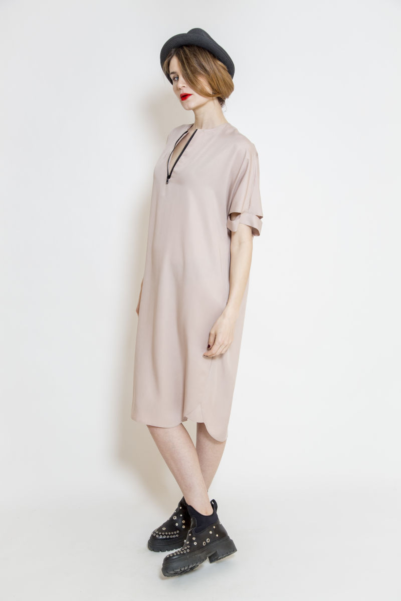 sukienka_oversize_oslo_pink_bok_1 awangardowa_sukienka_oversize_delCane_widok_bok