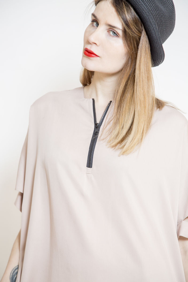 sukienka_oversize_oslo_pink_detal_1 awangardowa_sukienka_oversize_delCane_widok_detal