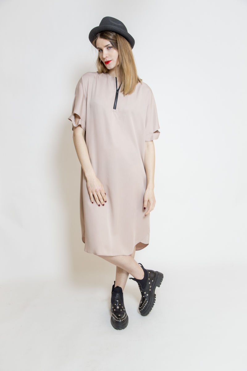 sukienka_oversize_oslo_pink_przód awangardowa_sukienka_oversize_delCane_widok_przód