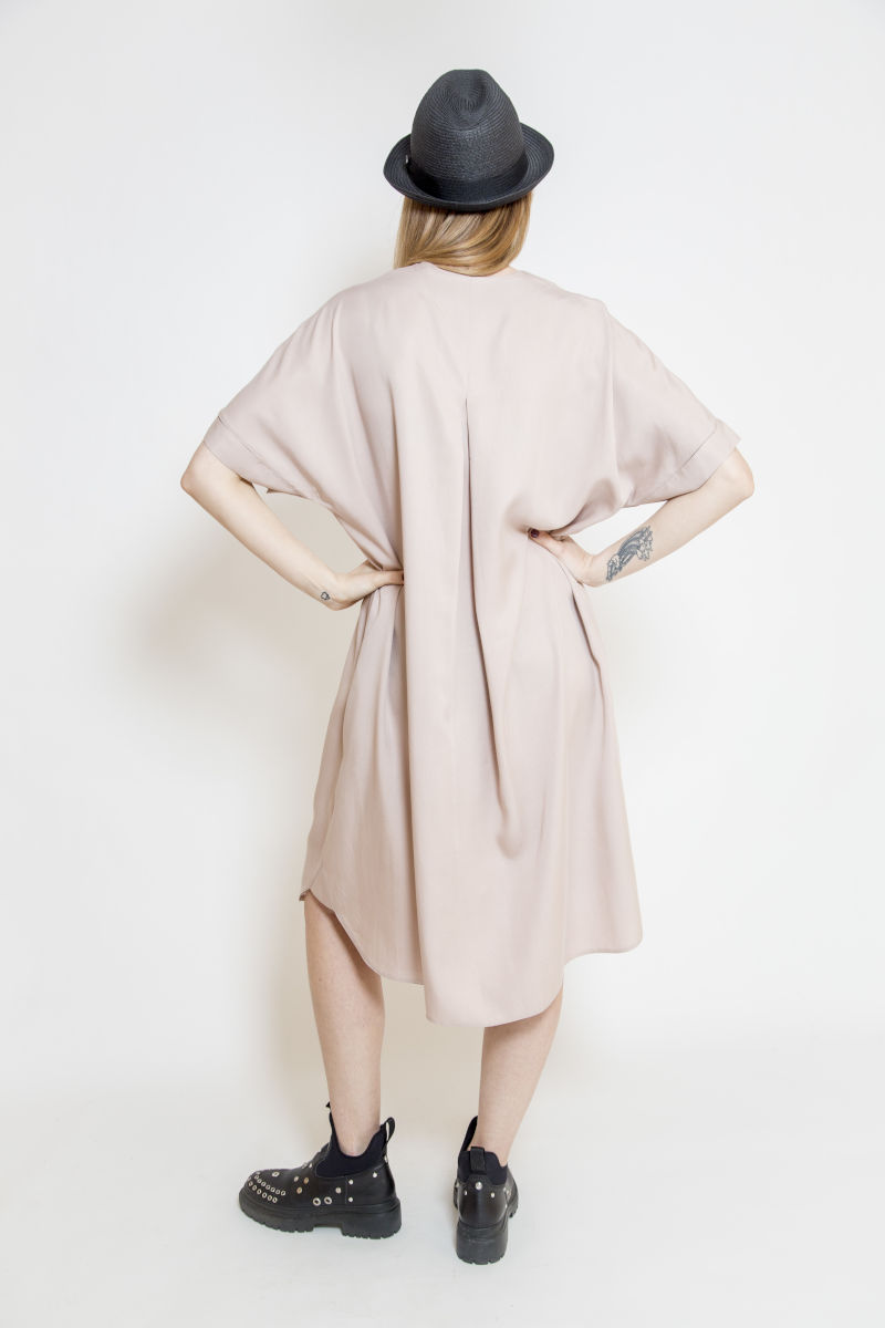 sukienka_oversize_oslo_pink_tył awangardowa_sukienka_oversize_delCane_widok_tył