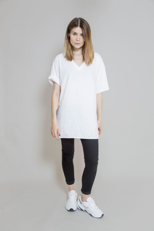 biały_t-shirt_z_dekoltem_w_serek_delCane_widok_przód
