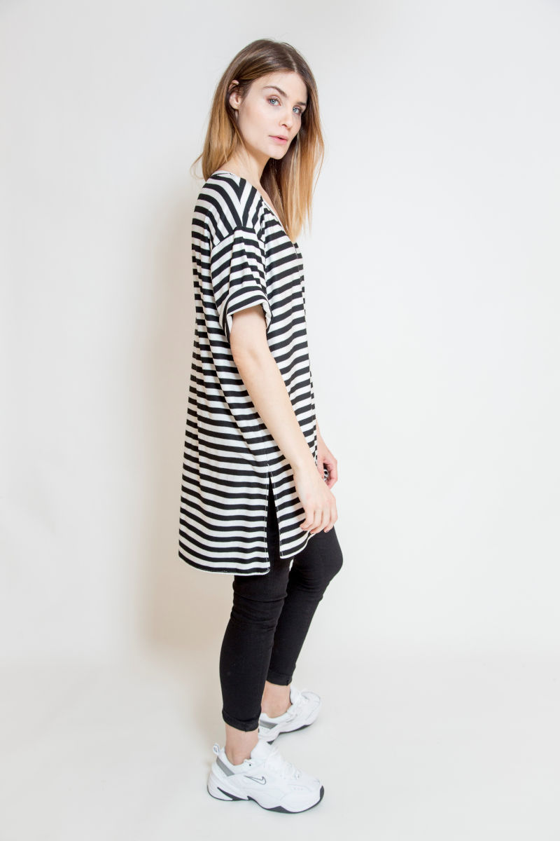 t-shirt_oversize_oslo_stripes_bok t-shirt_w_biało_czarne_paski_delCane_widok_bok