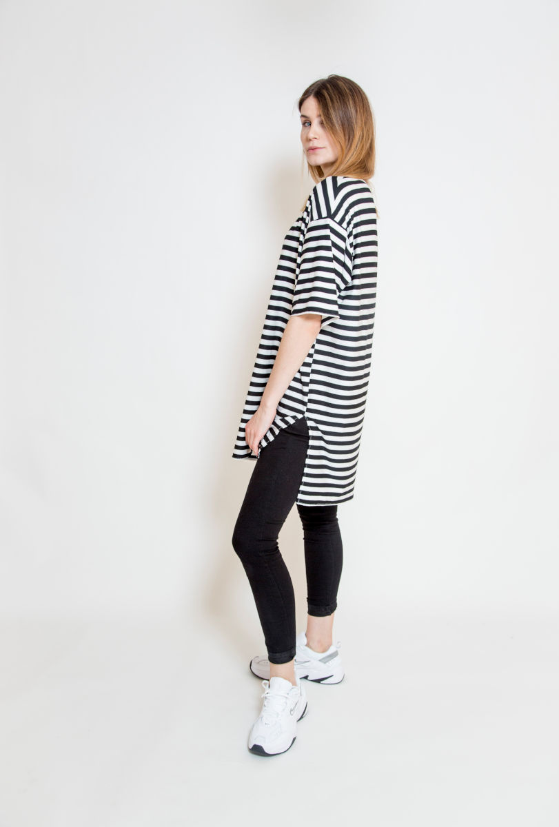 t-shirt_oversize_oslo_stripes_bok_2 t-shirt_w_biało_czarne_paski_delCane_widok_bok
