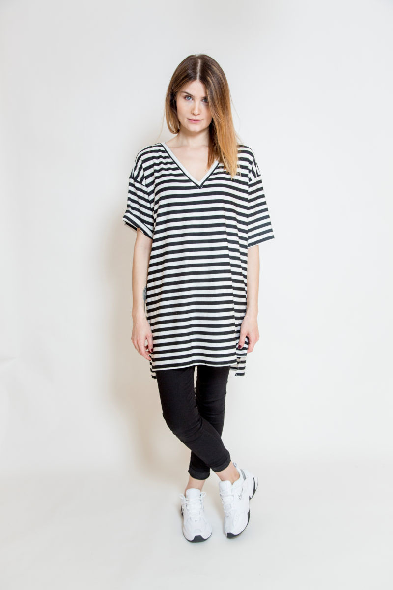 t-shirt_oversize_oslo_stripes_przód t-shirt_w_biało_czarne_paski_delCane_widok_przód