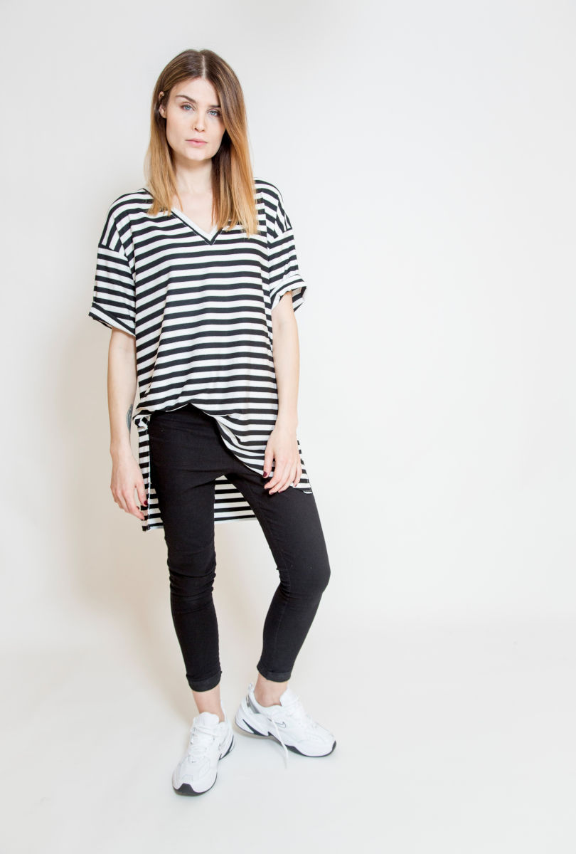 t-shirt_oversize_oslo_stripes_przód_2 t-shirt_w_biało_czarne_paski_delCane_widok_przód