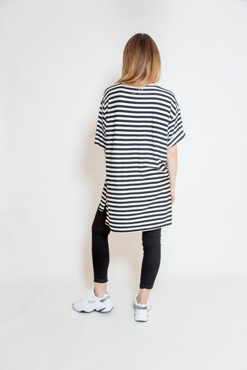 t-shirt_oversize_oslo_stripes_tył t-shirt_w_biało_czarne_paski_delCane_widok_tył