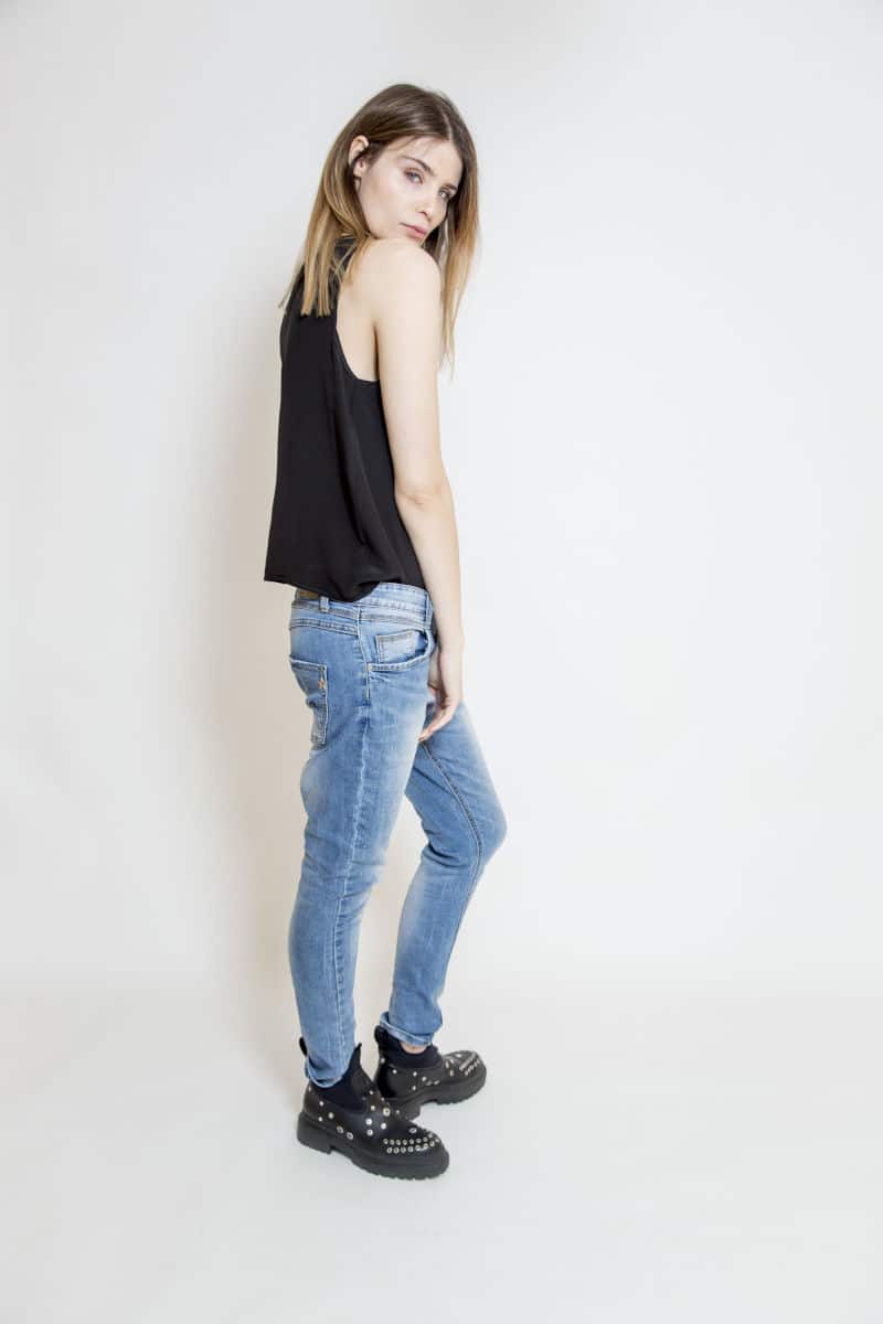 jedwabny_top_oslo_black_bok czarny_jedwabny_top_delCane_widok_bok