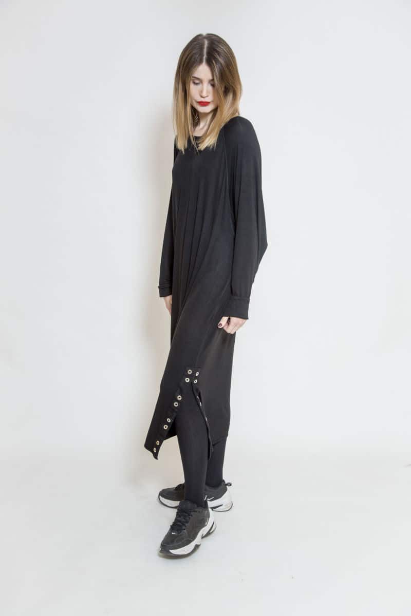 czarna_sukienka_oversize_delCane_widok_bok