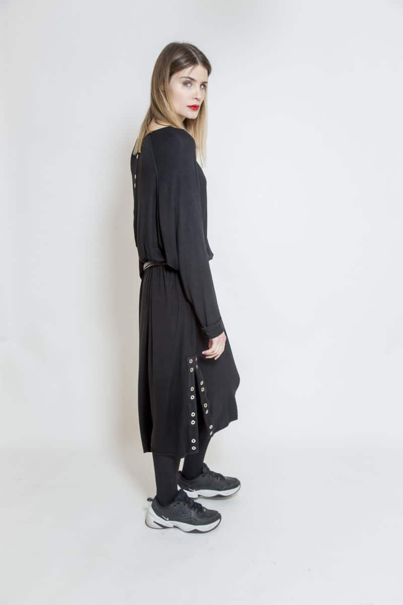 czarna_sukienka_oversize_delCane_widok_bok