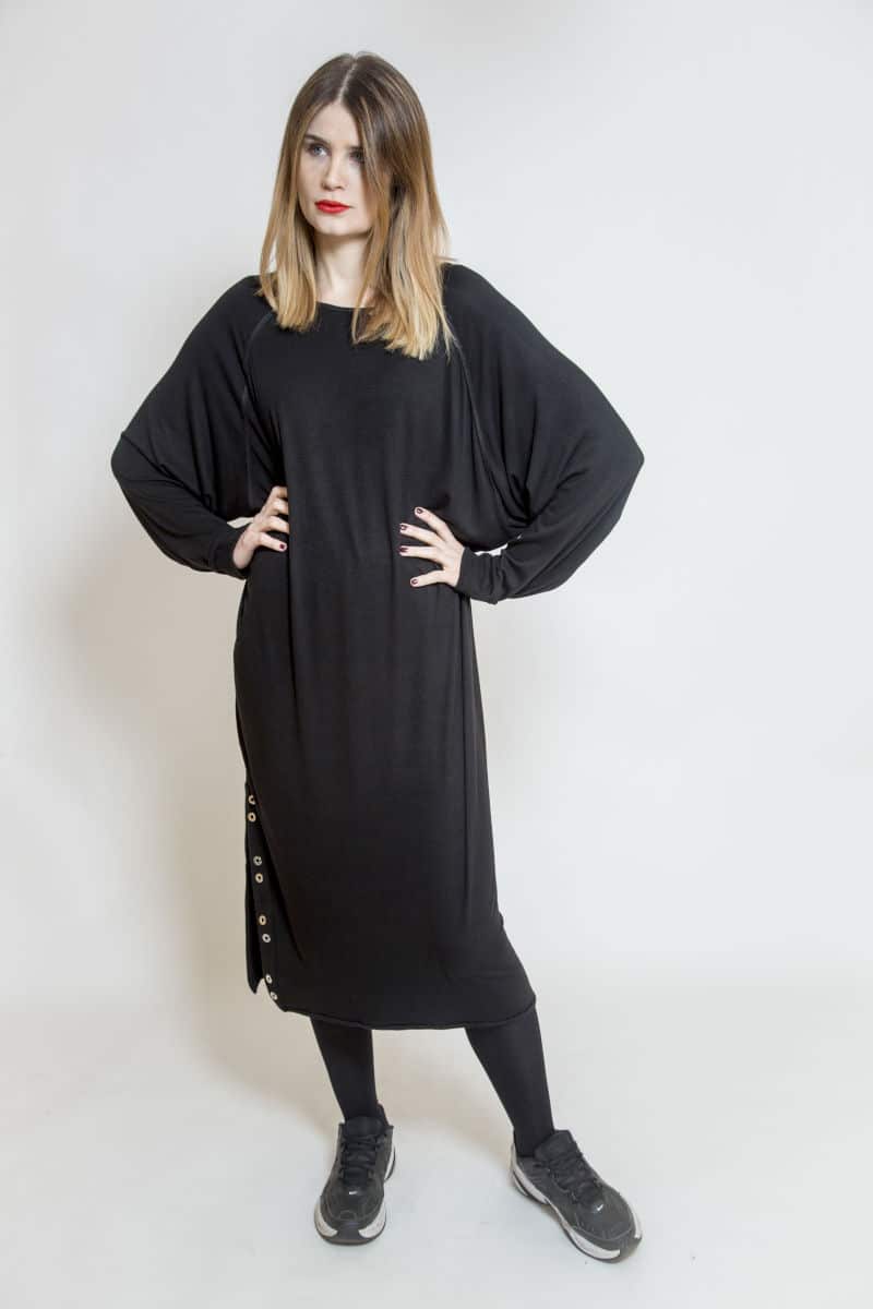 czarna_sukienka_oversize_delCane_widok_przód