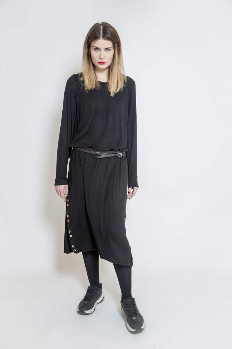 czarna_sukienka_oversize_delCane_widok_przód