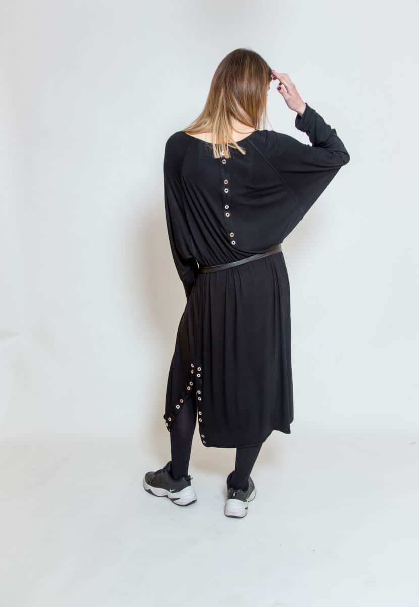 czarna_sukienka_oversize_delCane_widok_tył