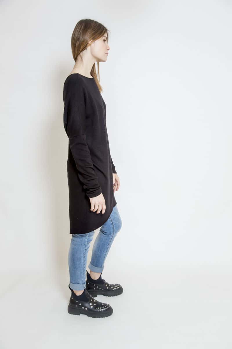 sukienka_oversize_oslo_deep_black_bok czarna_sukienka_oversize_delCane_widok_bok