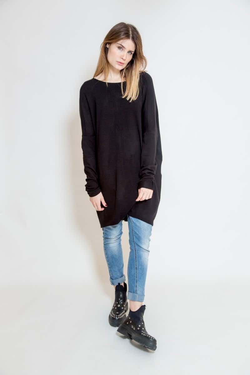 sukienka_oversize_oslo_deep_black_przód_1 (2) czarna_sukienka_oversize_delCane_widok_przód