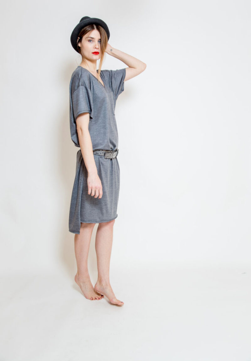 szara_sukienka_oversize_delCane_widok_bok
