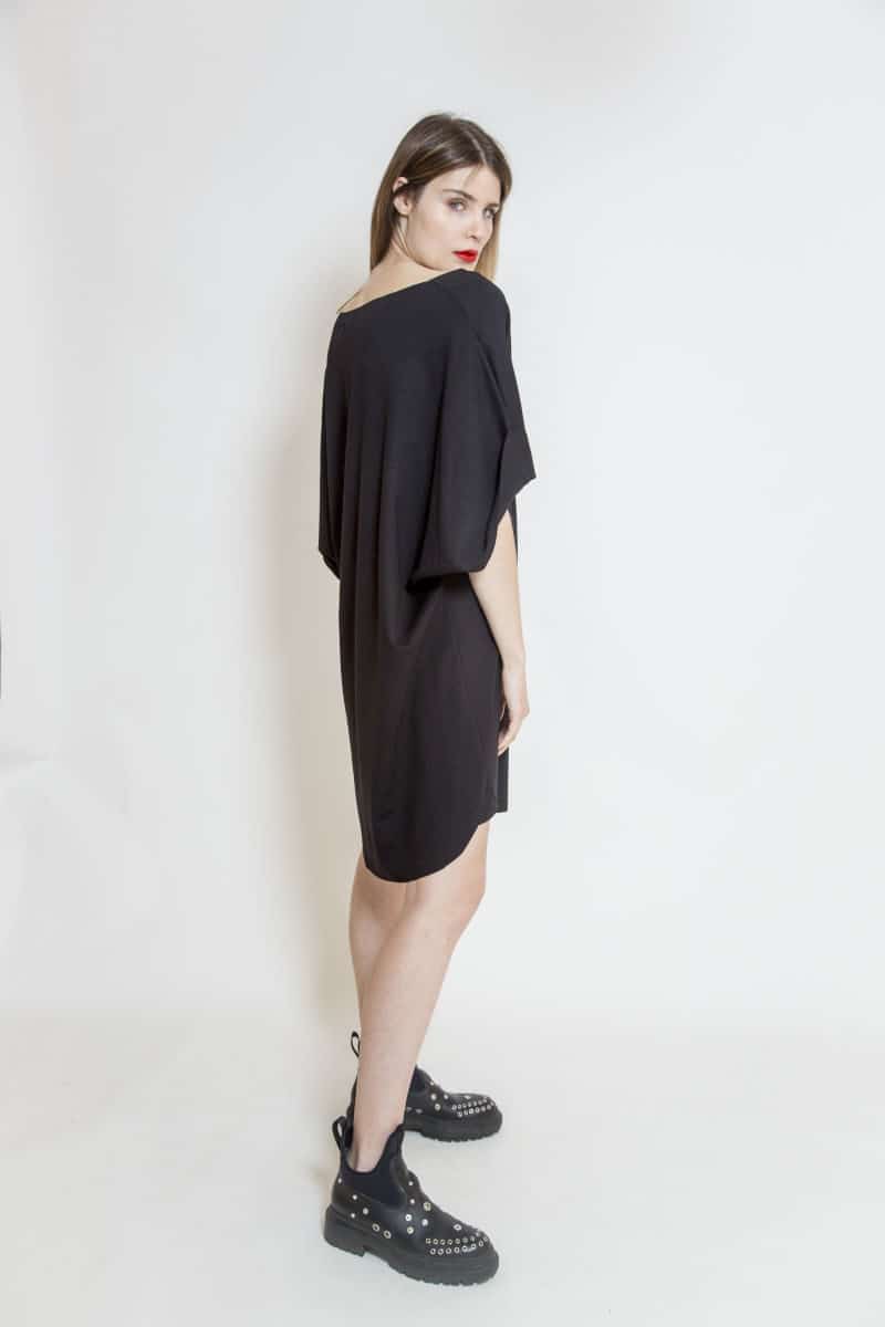 czarna_sukienka_oversize_delCane_widok_bok
