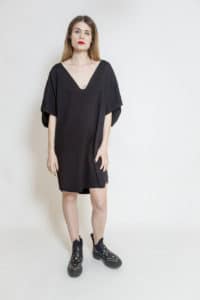 czarna_sukienka_oversize_delCane_widok_przód
