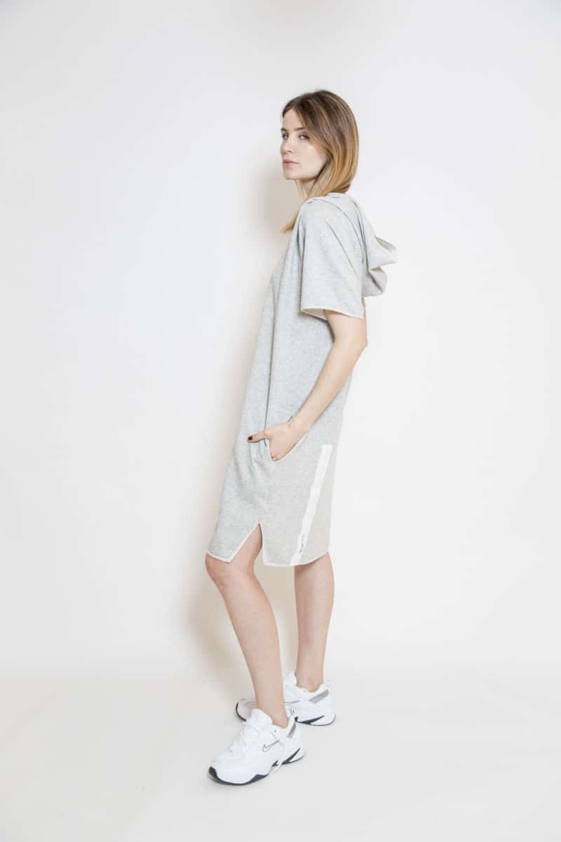 szara_dresowa_sukienka_oversize_delCane_widok_bok