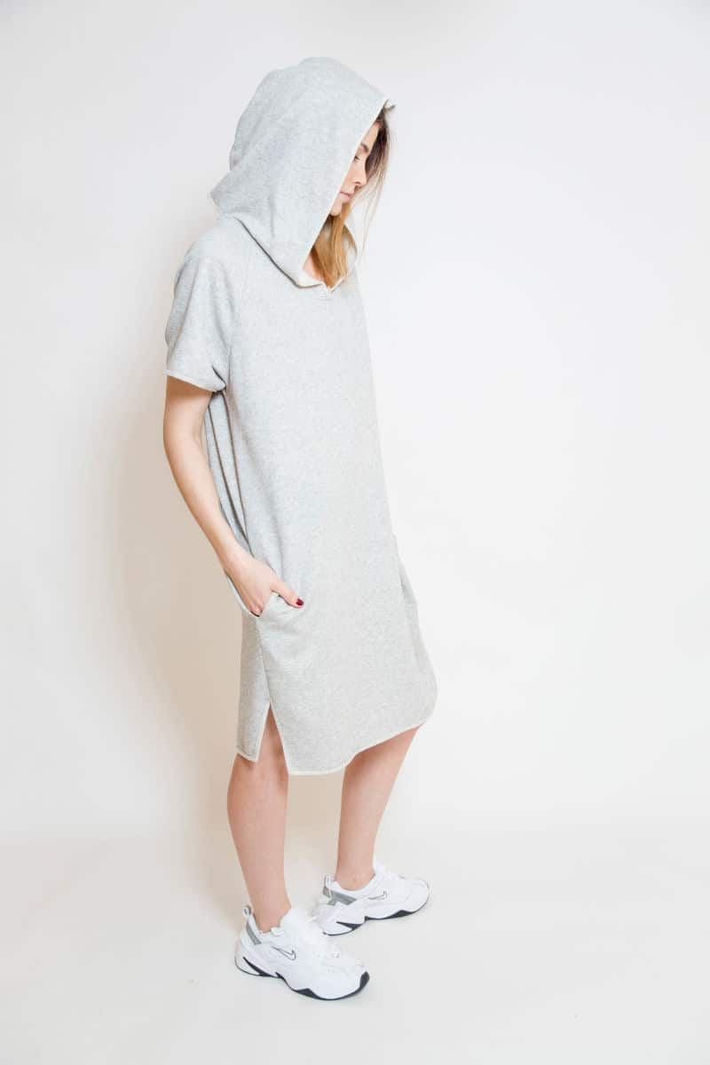 szara_dresowa_sukienka_oversize_delCane_widok_bok