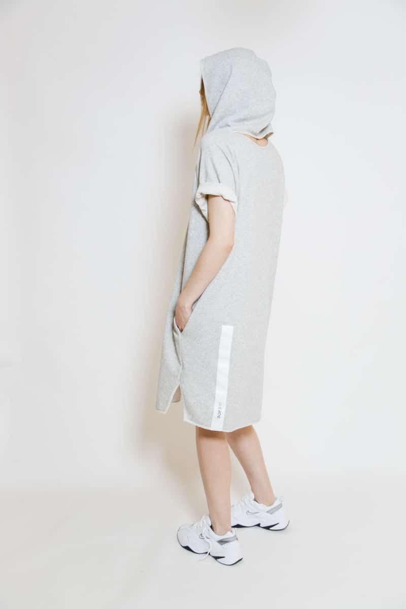 szara_dresowa_sukienka_oversize_delCane_widok_bok