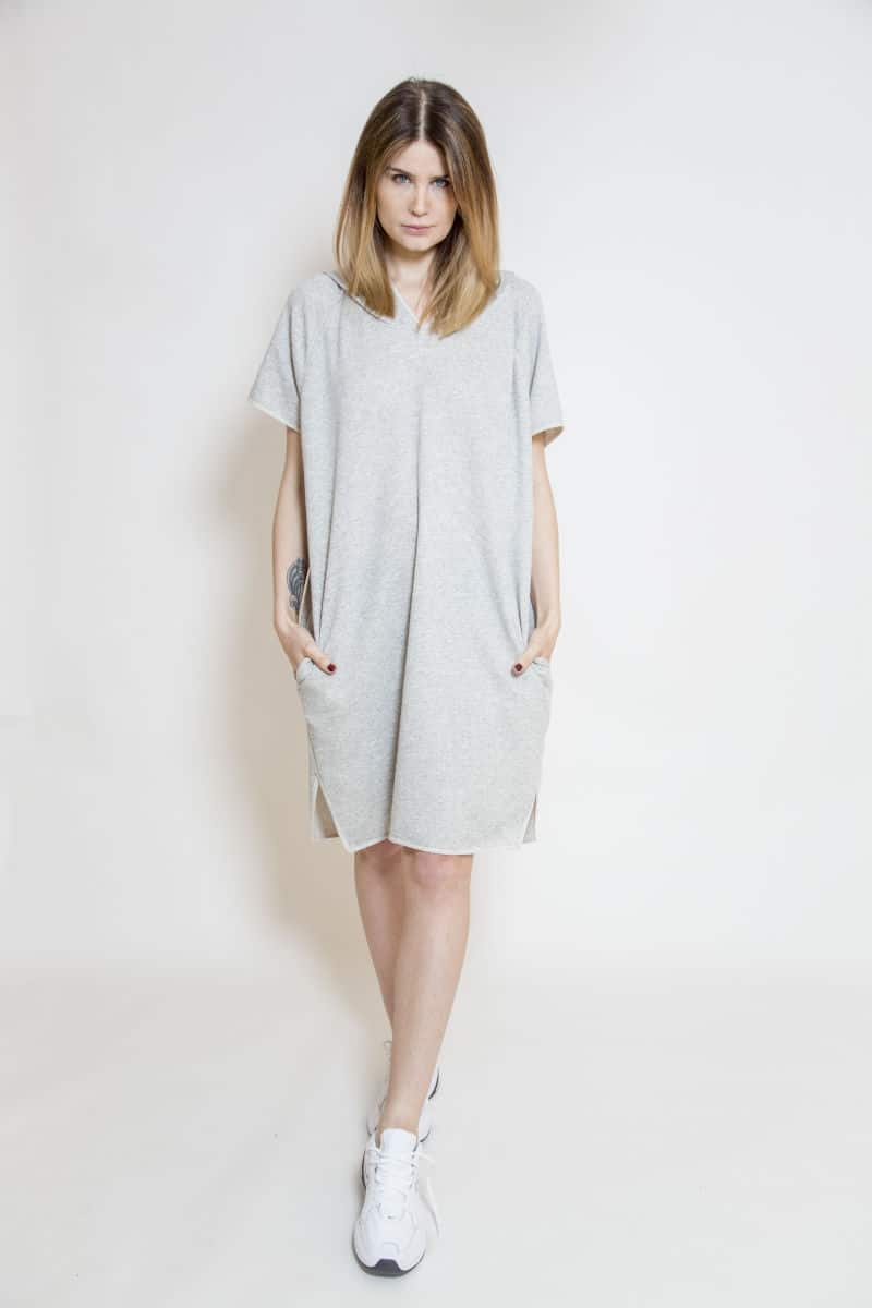 szara_dresowa_sukienka_oversize_delCane_widok_przód