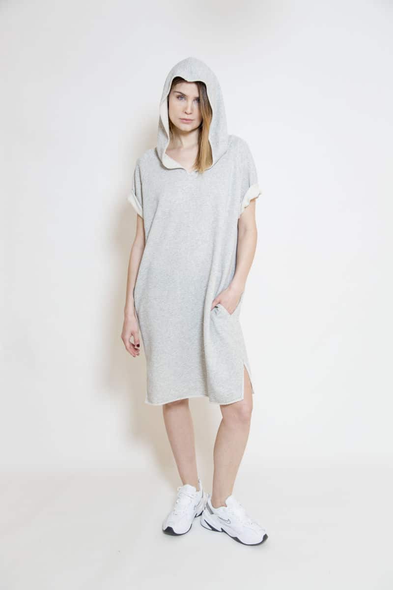 szara_dresowa_sukienka_oversize_delCane_widok_przód