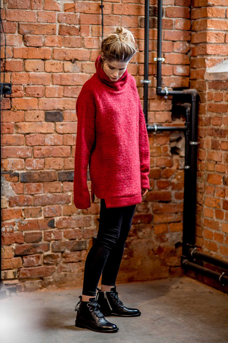 czerwony welniany golf delcane oversize amsterdam prawy skos_m czerwony-welniany-golf-delcane-oversize-amsterdam-skos