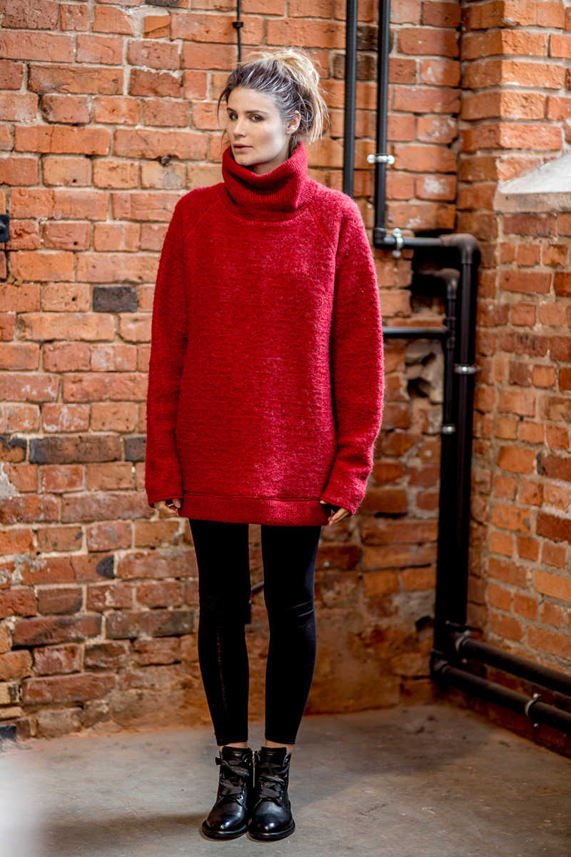 czerwony welniany golf delcane oversize amsterdam przod_m czerwony-welniany-golf-delcane-oversize-amsterdam-przod