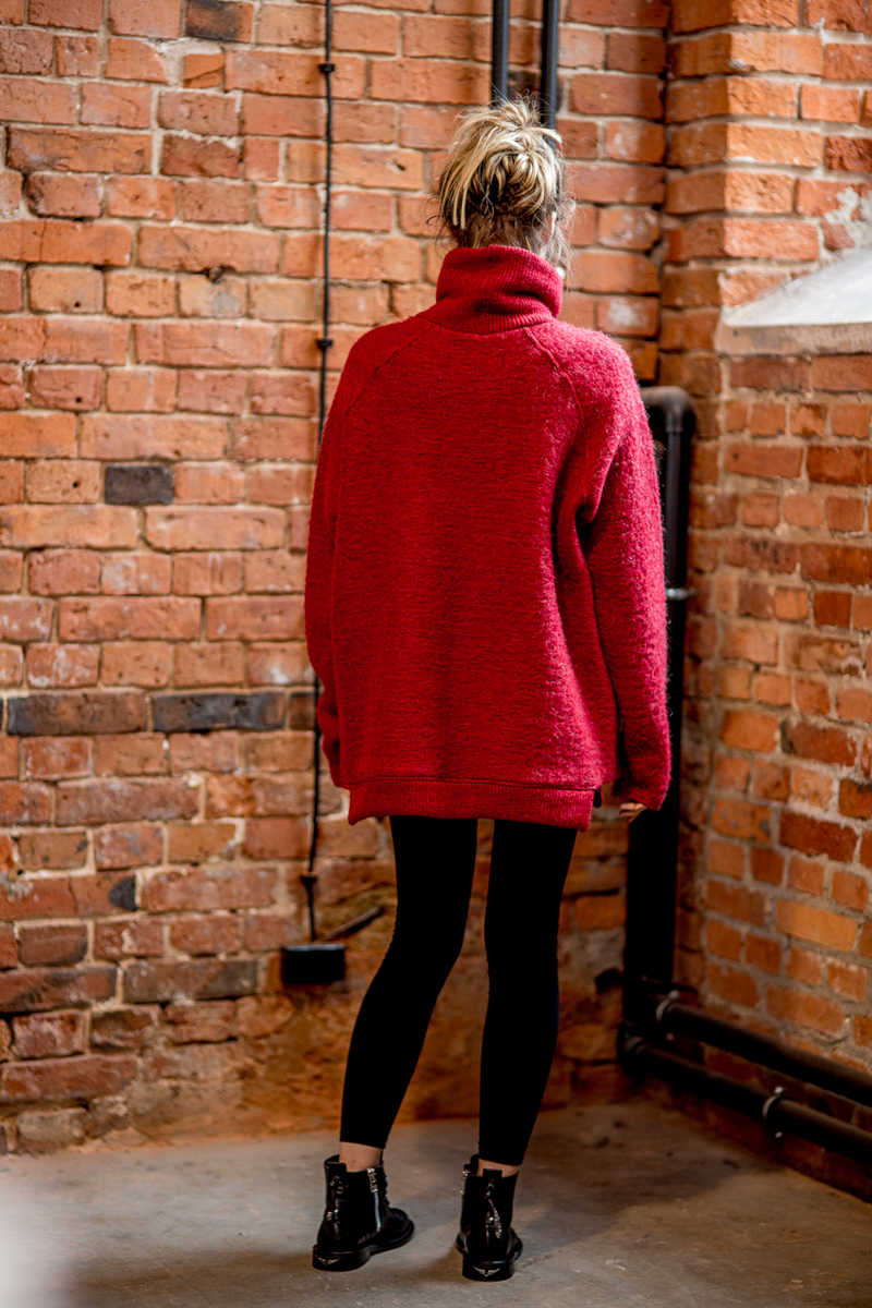 czerwony welniany golf delcane oversize amsterdam tyl_m czerwony-welniany-golf-delcane-oversize-amsterdam-tyl
