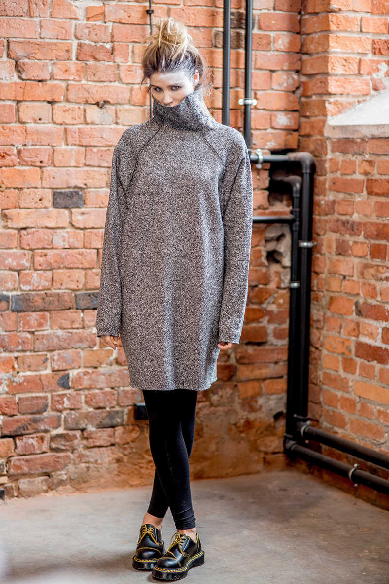 delcane oversize szara sukienka z golfem amsterdam przód_m delcane-oversize-szara-sukienka-z-golfem-amsterdam-przód