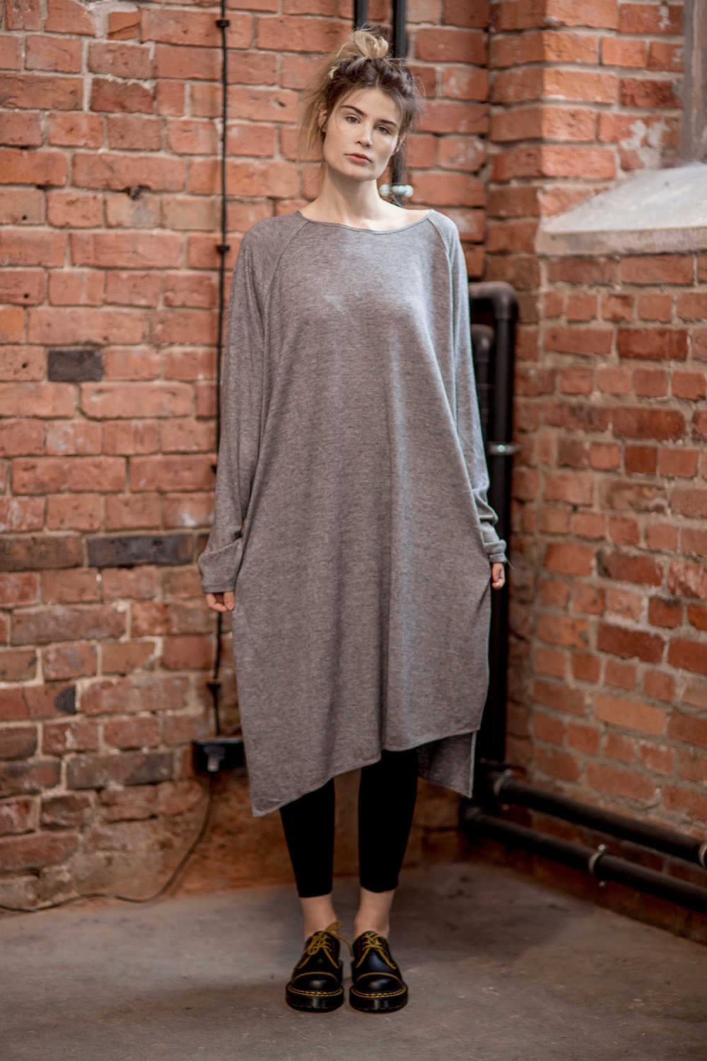 delcane szara sukienka skośny dół_ przód delcane-oversize-szara-sukienka-amsterdam-gray-przód