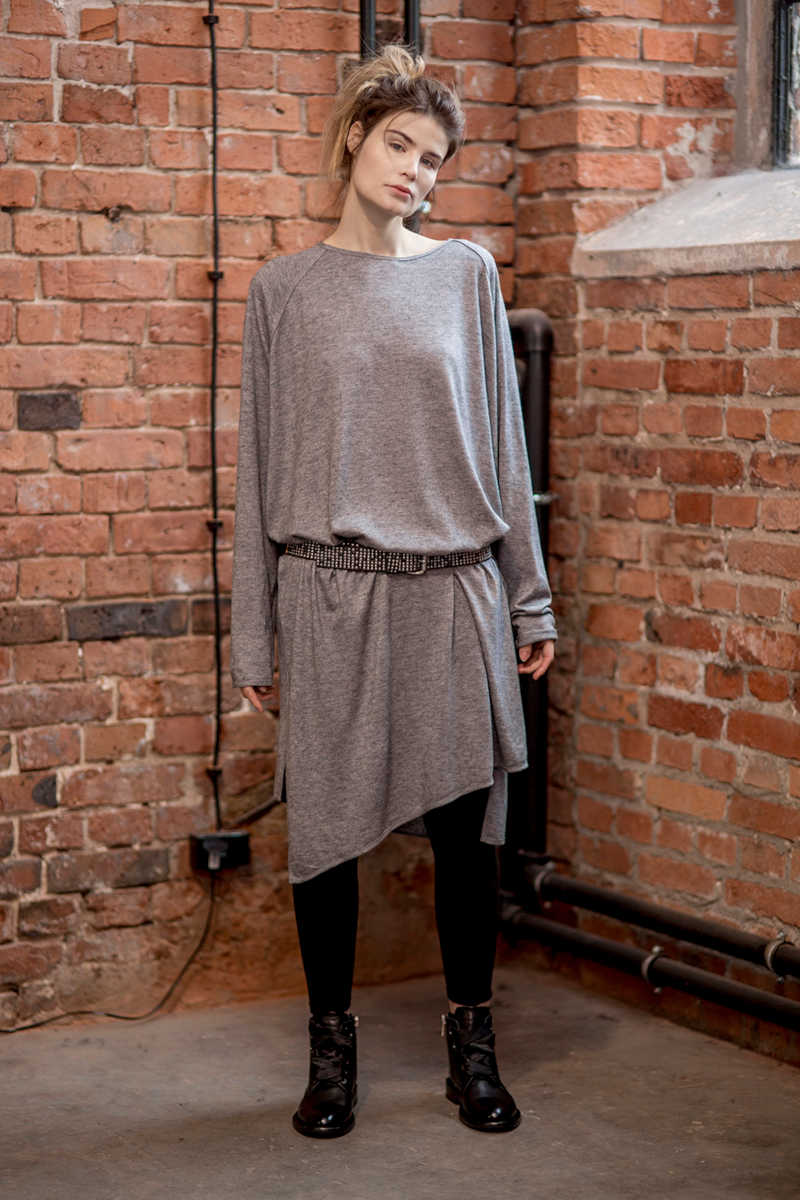 delcane szara sukienka skośny dół_ przód z paskiem_m_U0B9897 delcane-oversize-szara-sukienka-amsterdam-gray-przód_1