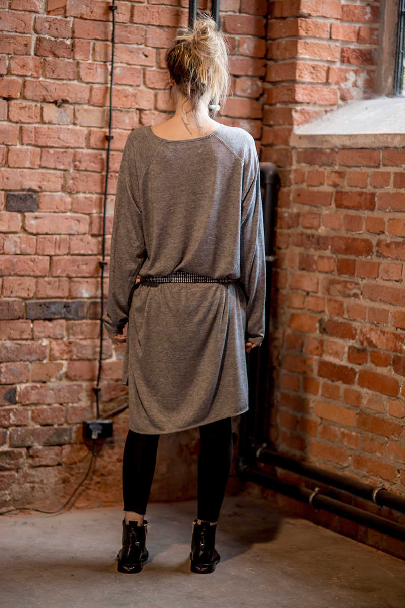 delcane szara sukienka skośny dół_ tył z paskiem delcane-oversize-szara-sukienka-amsterdam-gray-tył