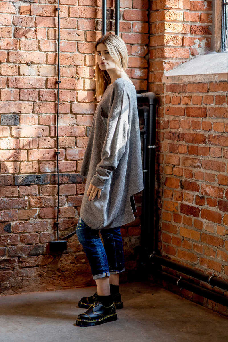 delcane-szary-sweterek-amsterdam-gray-ala-poncho-bok-lewy delcane-szary-sweterek-amsterdam-gray-ala-poncho-bok-lewy