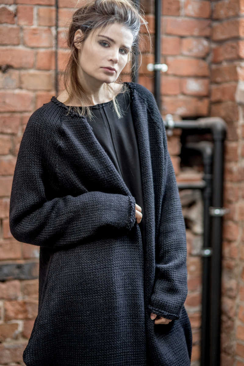 czarny sweter delcane amsterdam balck przod detal _small_ czarny-sweter-delcane-amsterdam-balck-przod detal2