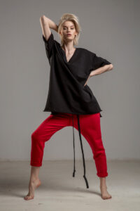 czarny tshirt w serek TOKYO black przod 1m