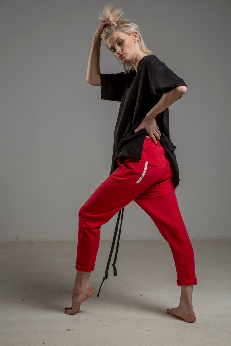 czerwone spodnie cotton delcane tokyo red bok lewy 2m