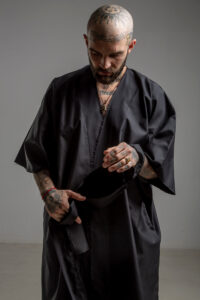 delcane kimono jedwabne TOKYO black him przod detal 1m
