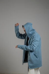 delcane niebieska bluza z kapturem TOKYO blue man bok lewy 1m