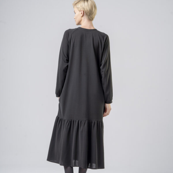 długa-sukienka-delCane-z-wiskozy-z-falbaną-kolekcja-Paris