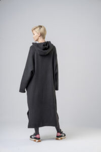 długi-sweter-delCane-z-wełny-kolekcja-Paris