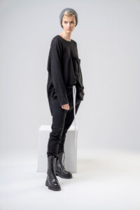 wełniany-sweterek-czarny-delCane-kolekcja-Paris